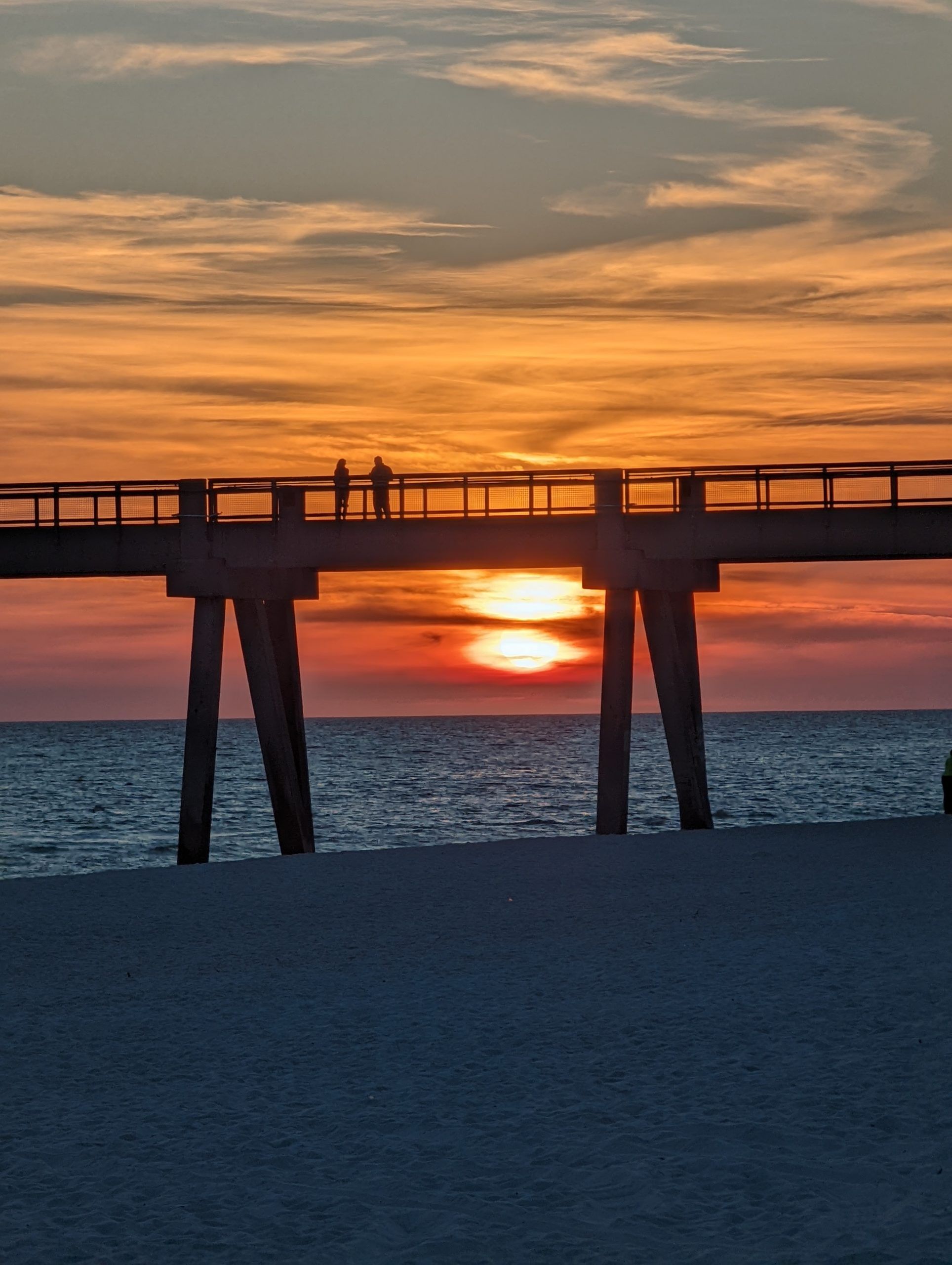 Today's Photo of the Day comes from Anna Schoenfeld. Anna recently captured this awesome sunset at Navarre Beach. 🌅
