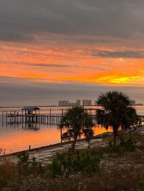 Today's Photo of the Day comes from Bianca Pagan. Bianca took this photo of a beautiful sunset from her back porch. 🌅